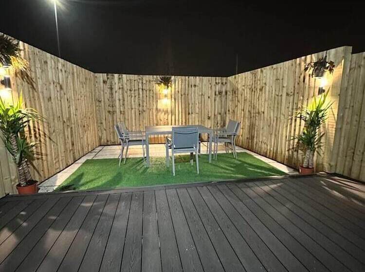 Резиденция Immaculate 4 Bed Detached House In Bootle