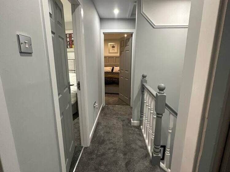 Резиденция Immaculate 4 Bed Detached House In Bootle