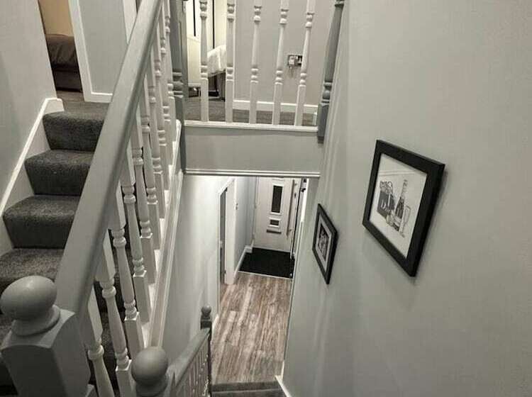 Резиденция Immaculate 4 Bed Detached House In Bootle