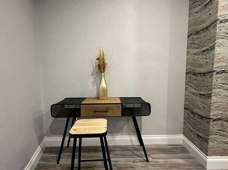 Резиденция Immaculate 4 Bed Detached House In Bootle