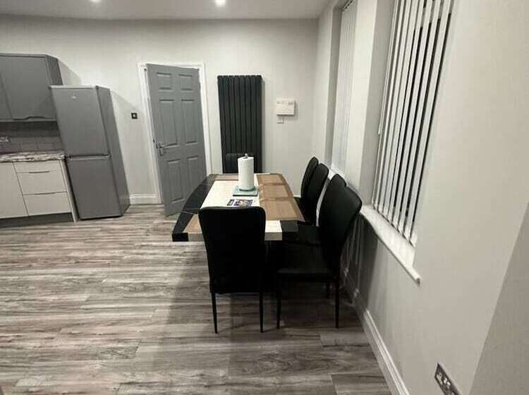 Резиденция Immaculate 4 Bed Detached House In Bootle