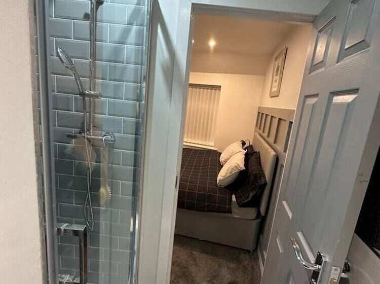 Резиденция Immaculate 4 Bed Detached House In Bootle