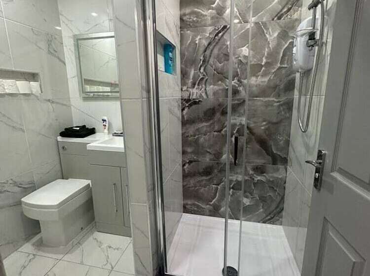 Резиденция Immaculate 4 Bed Detached House In Bootle