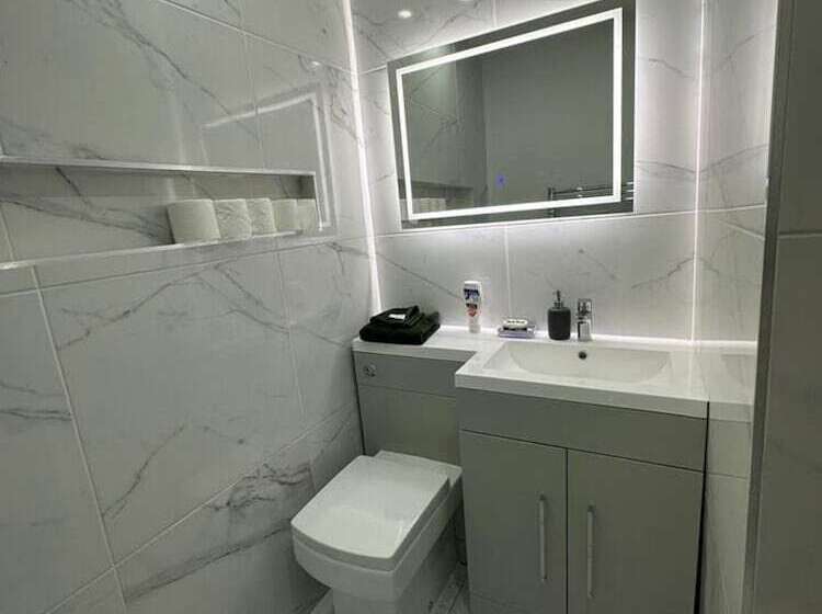 Резиденция Immaculate 4 Bed Detached House In Bootle