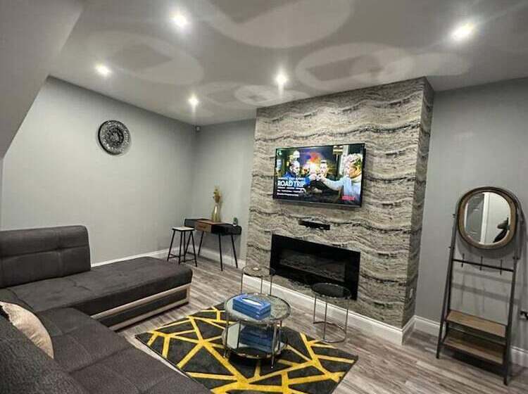 Резиденция Immaculate 4 Bed Detached House In Bootle