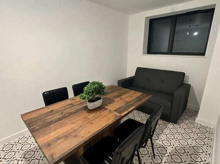 レジデンス Immaculate 4 Bed House Near City Airport