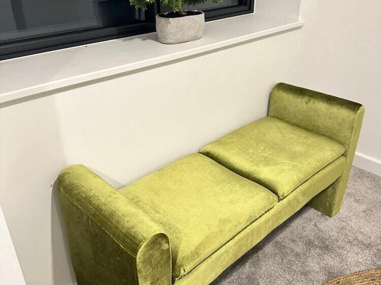 レジデンス Immaculate 4 Bed House Near City Airport