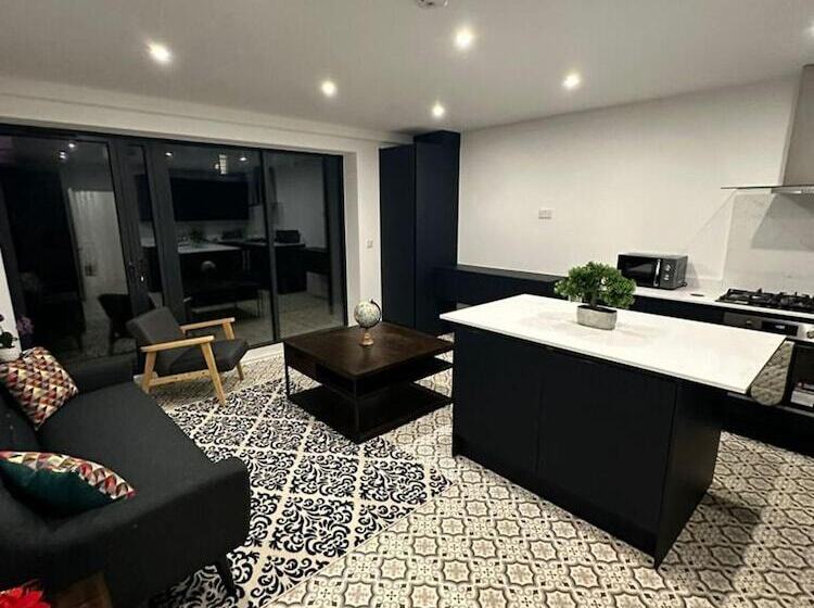 レジデンス Immaculate 4 Bed House Near City Airport