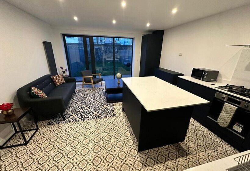 レジデンス Immaculate 4 Bed House Near City Airport