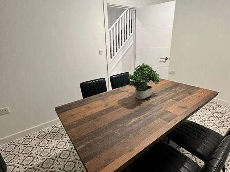 レジデンス Immaculate 4 Bed House Near City Airport