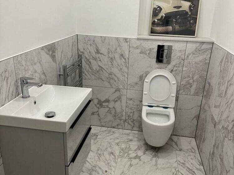 レジデンス Immaculate 4 Bed House Near City Airport