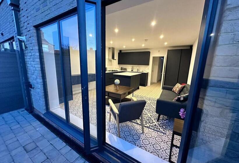 レジデンス Immaculate 4 Bed House Near City Airport