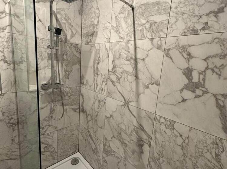 レジデンス Immaculate 4 Bed House Near City Airport