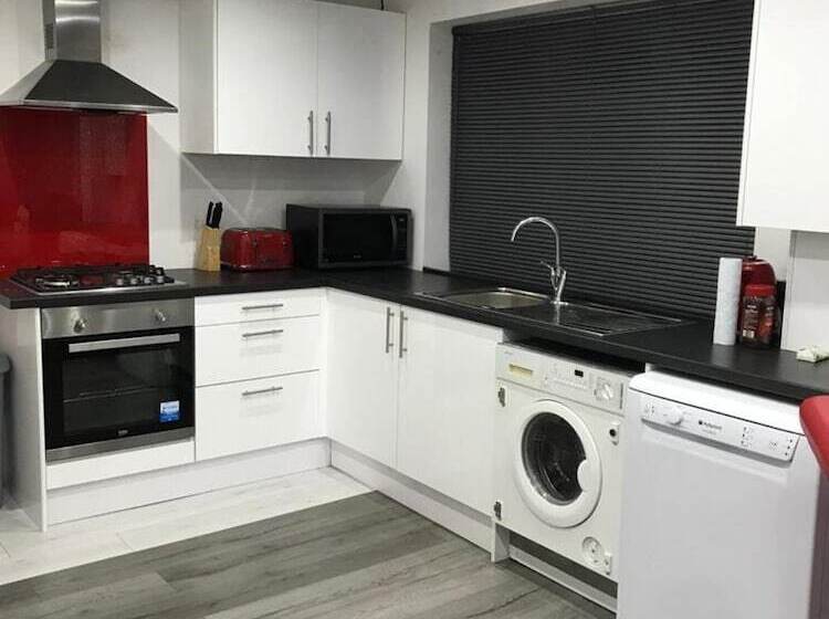레지던스 Inviting 2 Bed Fully Furnished House High Wycombe