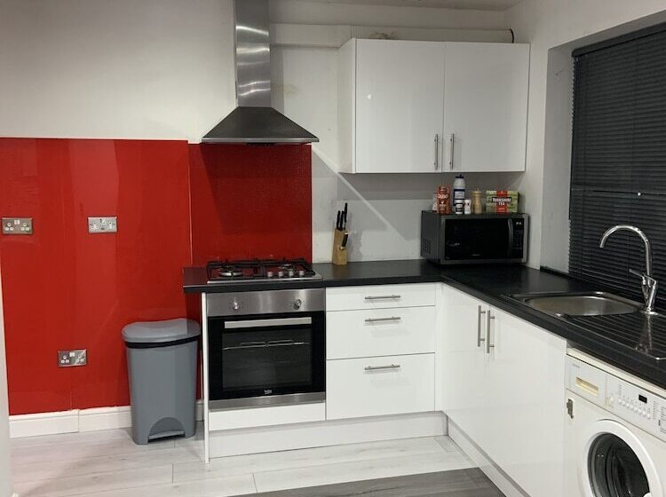 레지던스 Inviting 2 Bed Fully Furnished House High Wycombe