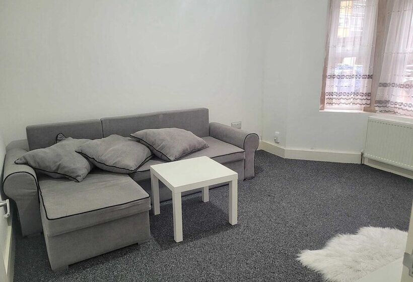 דירת נופש Lovely 2 Bed Fully Refurbished House In London