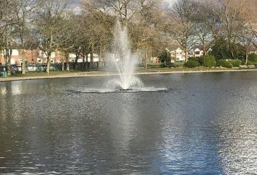 레지던스 Runcorn   House   Sleeps 6   Parking   Garden