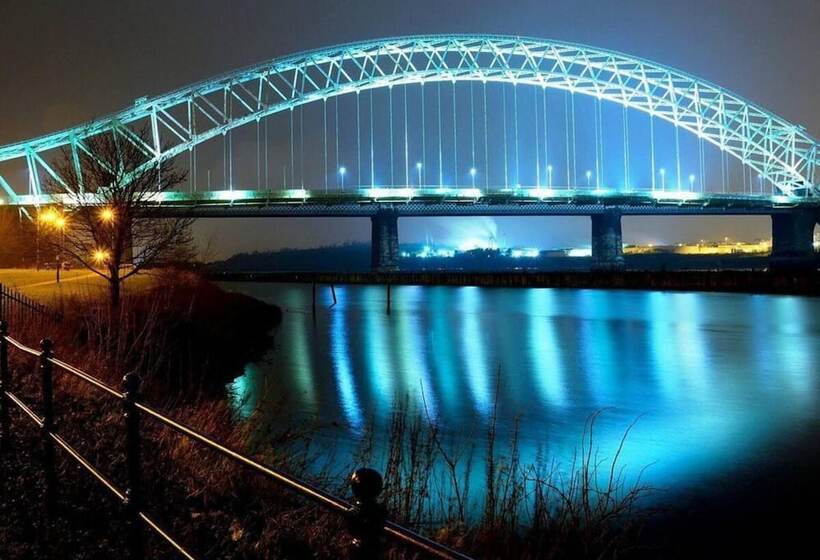 레지던스 Runcorn   House   Sleeps 6   Parking   Garden