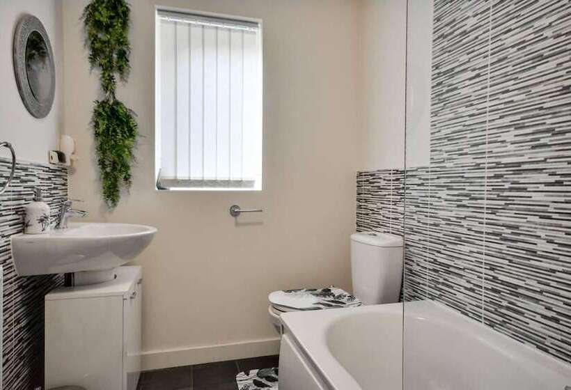 레지던스 Runcorn   House   Sleeps 6   Parking   Garden