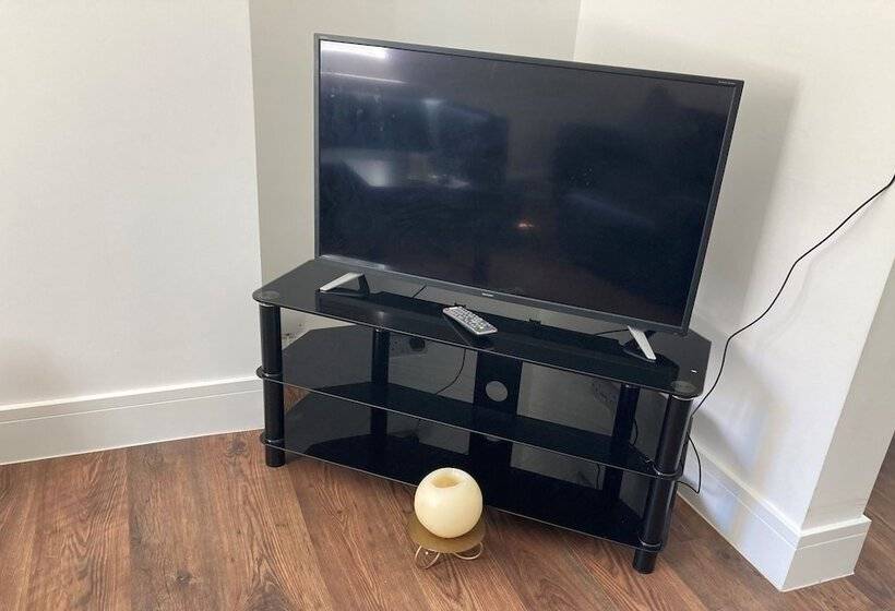 דירת נופש Lovely 4 Bed House In Central Wolverhampton