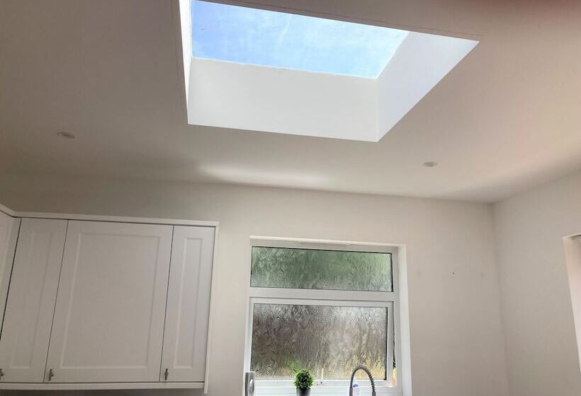 דירת נופש Lovely 4 Bed House In Central Wolverhampton