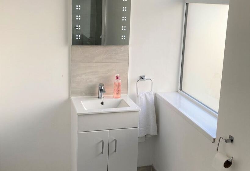 דירת נופש Lovely 4 Bed House In Central Wolverhampton