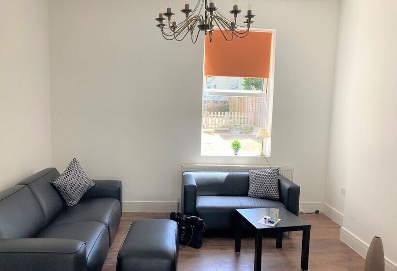 דירת נופש Lovely 4 Bed House In Central Wolverhampton