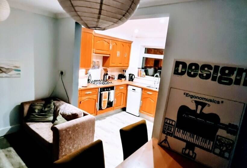 דירת נופש Private Entire House   3 Bedrooms, Garden, Parking