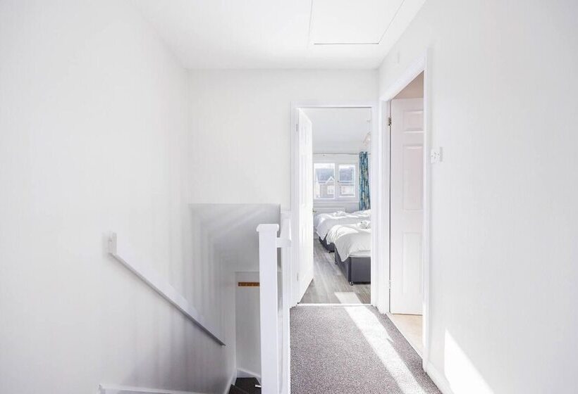 Резиденция Remarkable 2 Bed House In Barking Essex