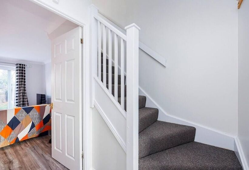 Резиденция Remarkable 2 Bed House In Barking Essex