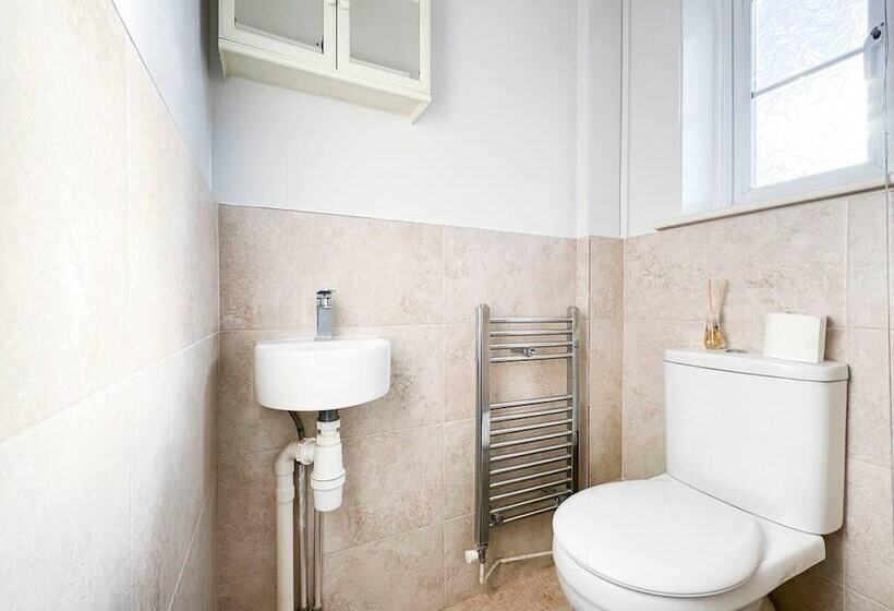 Резиденция Remarkable 2 Bed House In Barking Essex