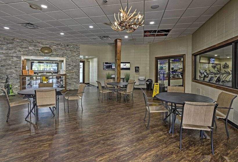 Resort Cabin W/ Hot Tub ~ 4 Miles To Downtown!