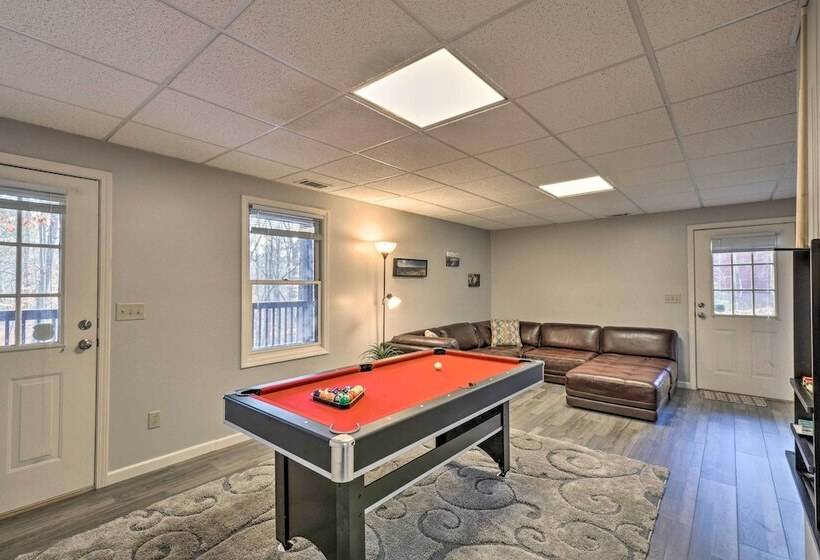 Resort Cabin W/ Hot Tub ~ 4 Miles To Downtown!