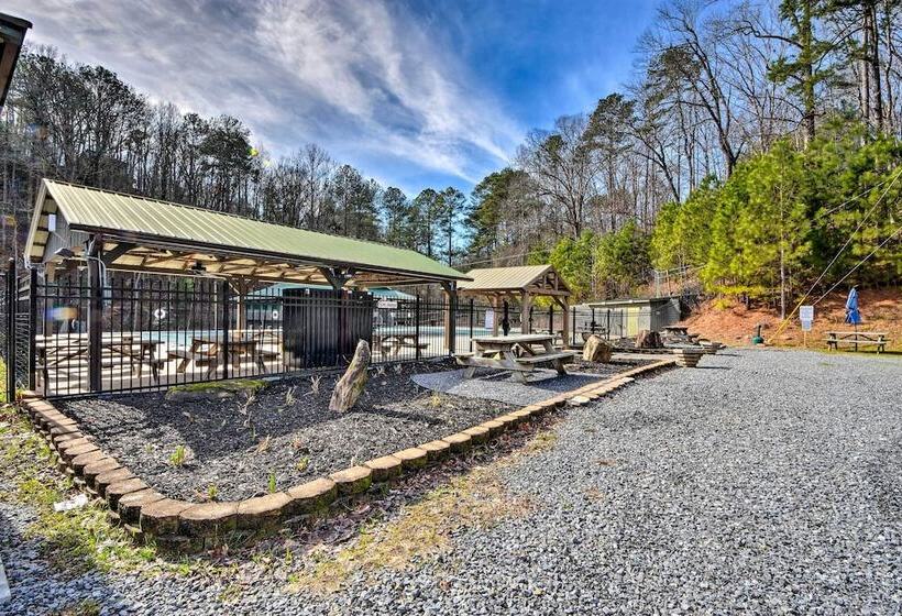 Resort Cabin W/ Hot Tub ~ 4 Miles To Downtown!