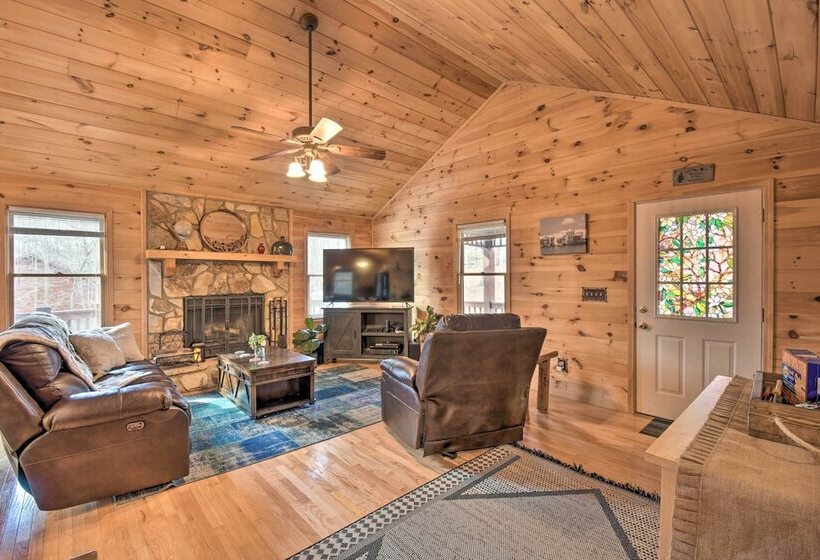 Resort Cabin W/ Hot Tub ~ 4 Miles To Downtown!