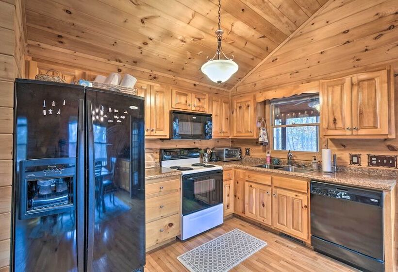 Resort Cabin W/ Hot Tub ~ 4 Miles To Downtown!