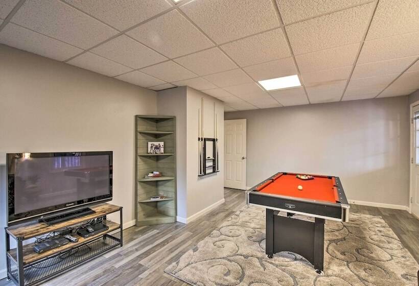 Resort Cabin W/ Hot Tub ~ 4 Miles To Downtown!