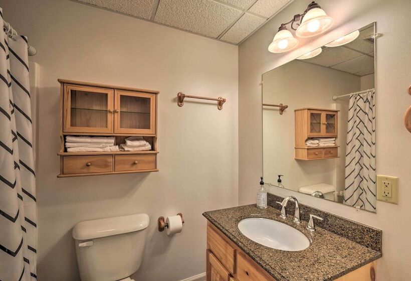 Resort Cabin W/ Hot Tub ~ 4 Miles To Downtown!