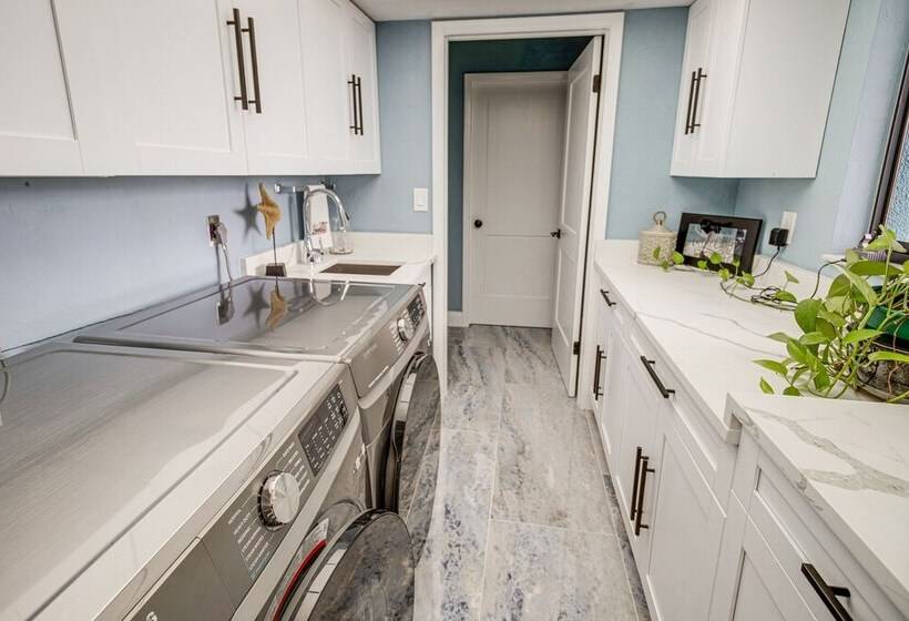 Riverfront Fort Myers Estate W/ Boat Dock & Lift!