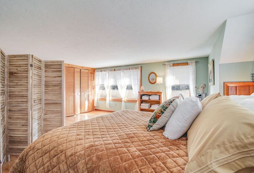 Riverfront Kingston Cottage W/ Deck, 2 Mi To Beach