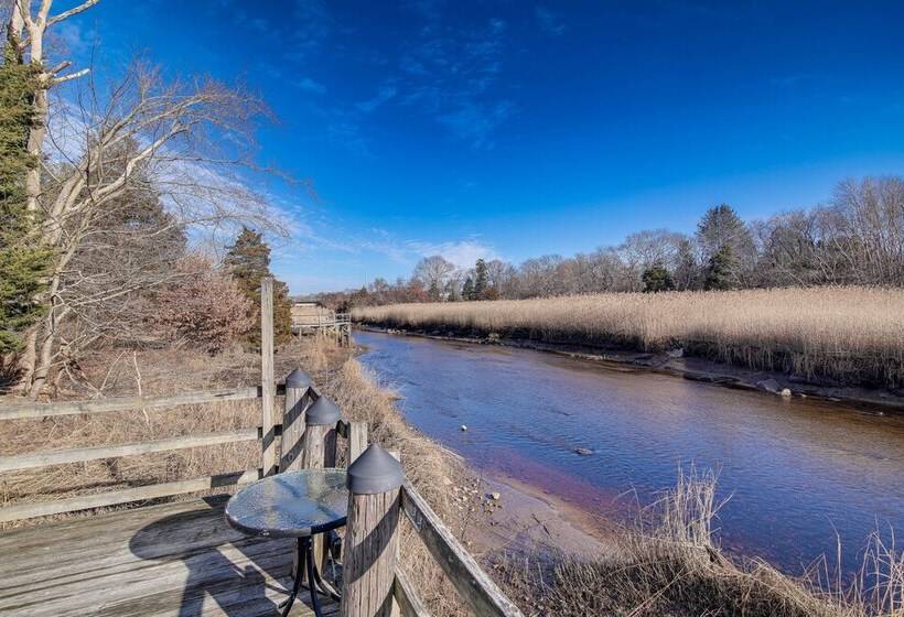 Riverfront Kingston Cottage W/ Deck, 2 Mi To Beach