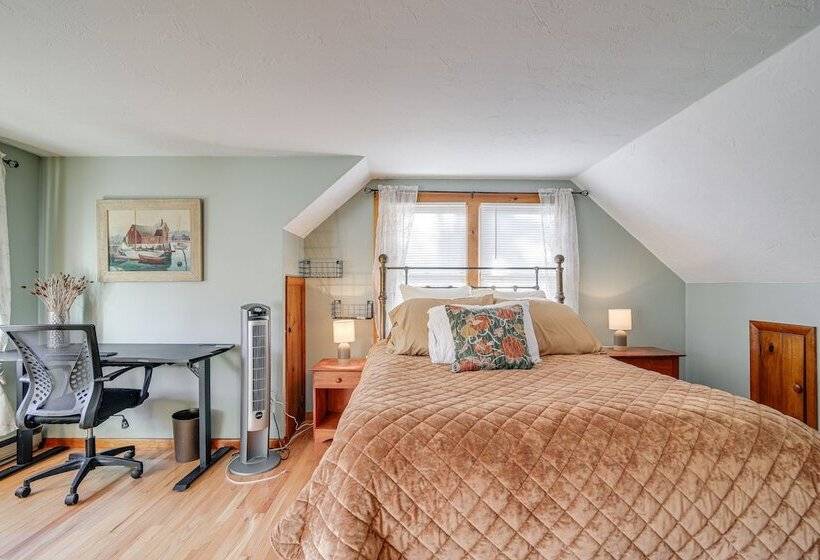 Riverfront Kingston Cottage W/ Deck, 2 Mi To Beach