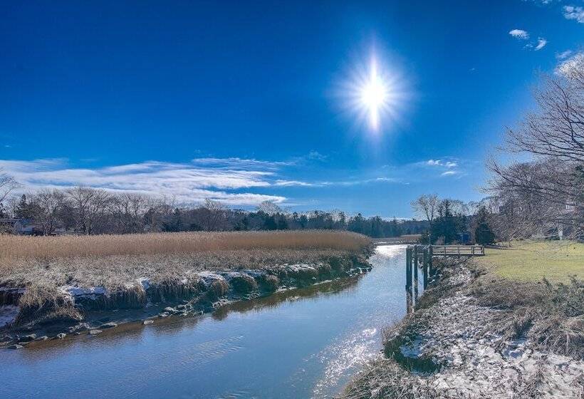 Riverfront Kingston Cottage W/ Deck, 2 Mi To Beach