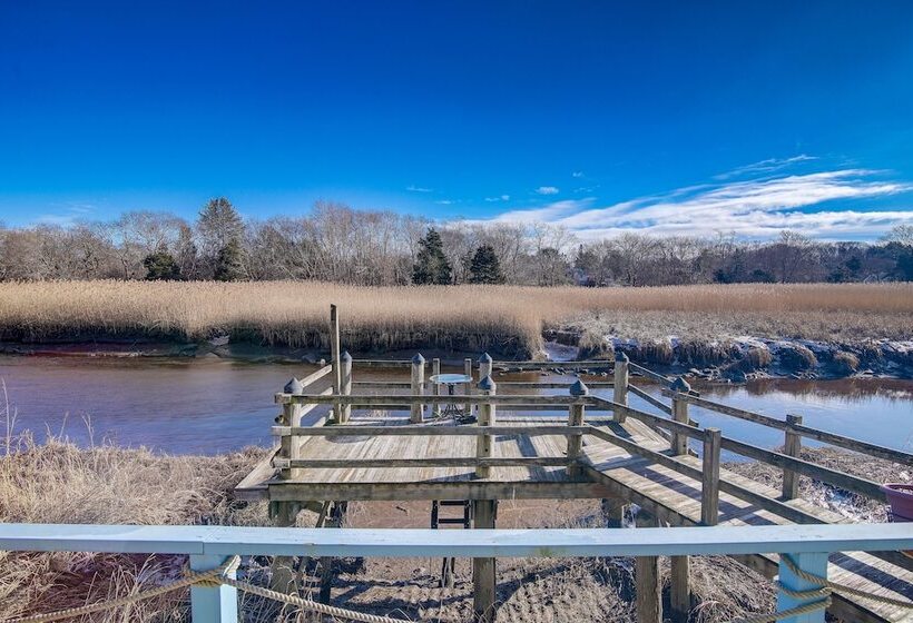 Riverfront Kingston Cottage W/ Deck, 2 Mi To Beach