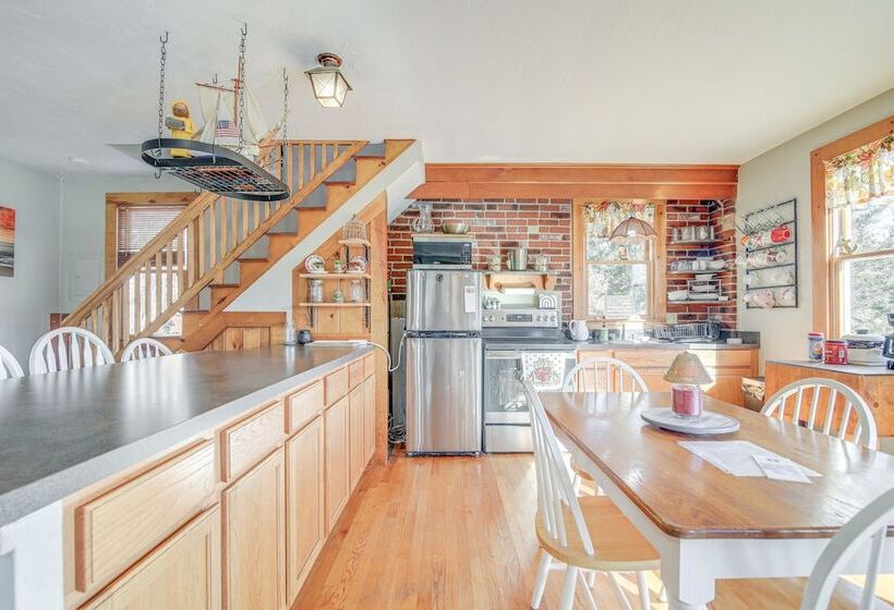 Riverfront Kingston Cottage W/ Deck, 2 Mi To Beach