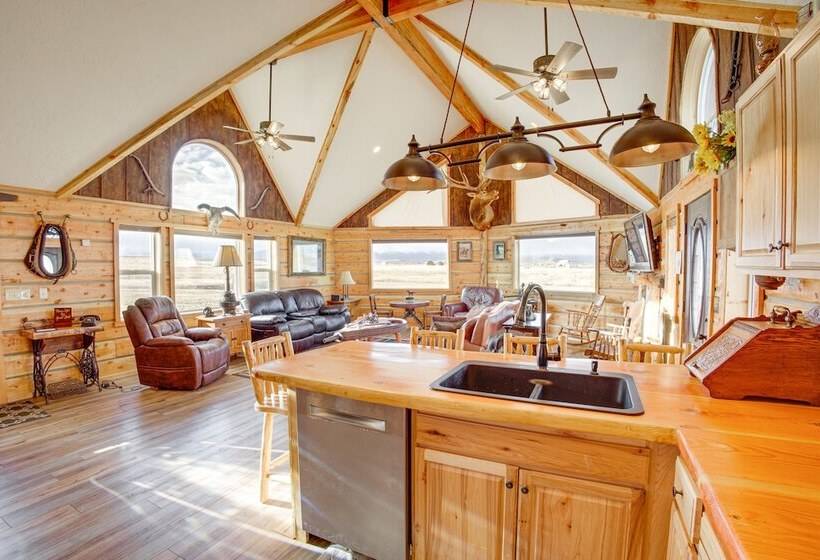 Roberts Home W/ Western Decor & Mountain Views!