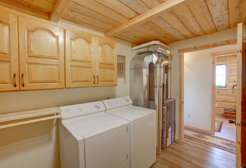 Roberts Home W/ Western Decor & Mountain Views!