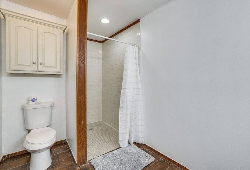 Rogers Vacation Home W/ Yard: 5 Mi To Bentonville