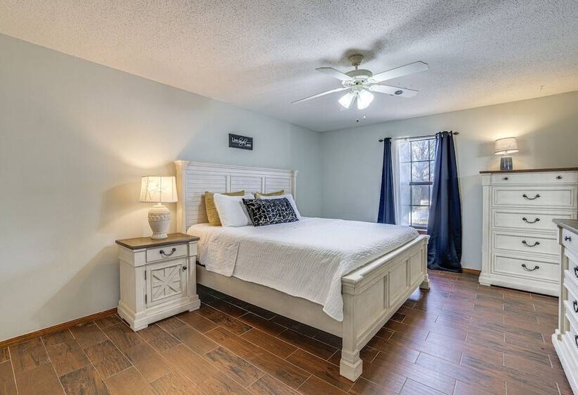 Rogers Vacation Home W/ Yard: 5 Mi To Bentonville