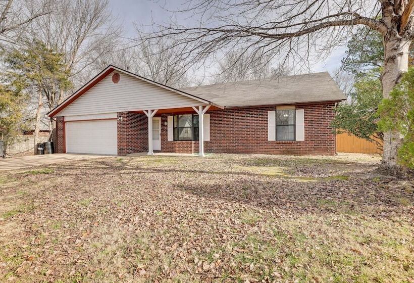 Rogers Vacation Home W/ Yard: 5 Mi To Bentonville